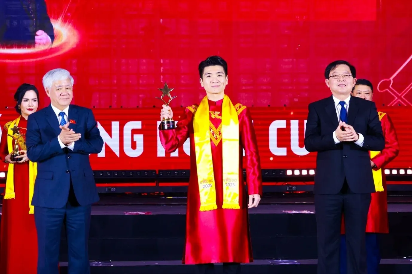 Chủ tịch SHS, Phó Chủ tịch SHB, ông Đỗ Quang Vinh được vinh danh TOP 10 doanh nhân xuất sắc nhất Giải thưởng Sao Đỏ 2025