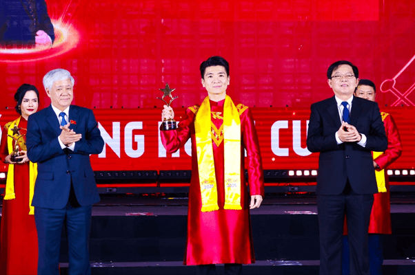 Chủ tịch SHS, Phó Chủ tịch SHB, ông Đỗ Quang Vinh được vinh danh TOP 10 doanh nhân xuất sắc nhất Giải thưởng Sao Đỏ 2025